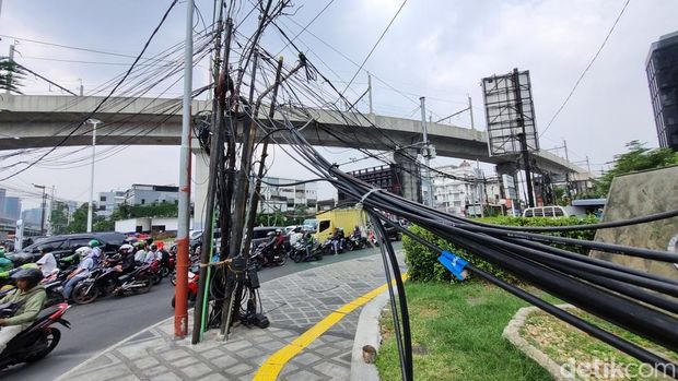 Kabel menjuntai di Jalan TB Simatupang, Jaksel