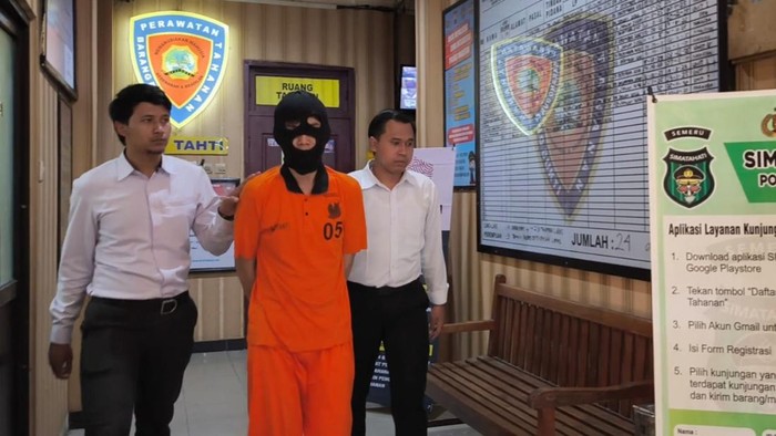 Kakak tiri yang memaksa adiknya bersetubuh sejak adiknya berusia 14 tahun hingga usianya sekarang sudah 18 tahun.