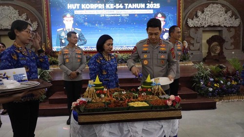 Kapolda Bali, Irjen Daniel Adityajaya, memotong tumpeng syukuran dalam peringatan HUT KORPRI di Gedung Presisi Polda Bali, Selasa (2/12/2025). (Foto: Dok. Polda Bali)