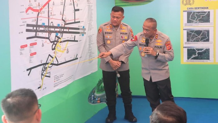 Kapolda Jabar Irjen Rudi Setiawan saat berada di Pos Pelayanan Ciater, Subang