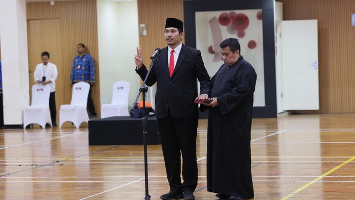 Karutan KPK yang baru, Togi Robson Sirait, mengucap sumpah jabatan saat dilantik, Senin (1/12).