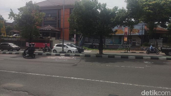 Lokasi kejadian laka yang menewaskan pemotor di Sleman, Selasa (2/12/2025).