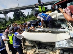 Video: Truk Trailer Tabrak Pikap di Tol Jagorawi, 1 Orang Luka Berat