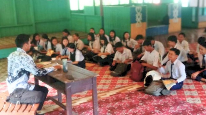 Kegiatan belajar mengajar siswa SMPN 1 Lumbis Pansiangan di Balai adat desa.