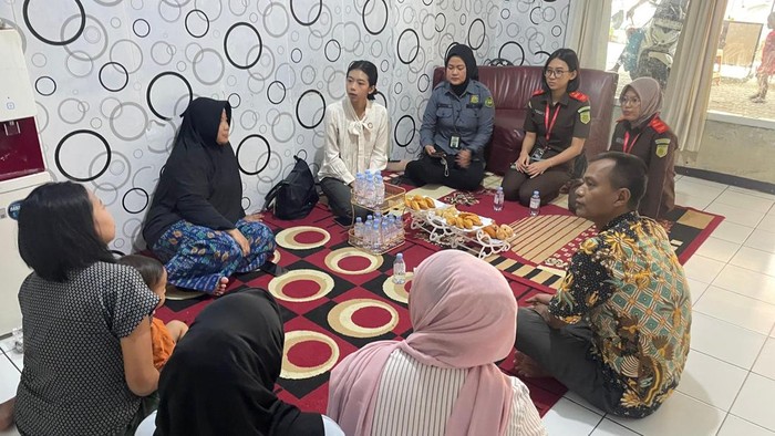 Kejari Cimahi saat mendatangi kediaman 3 bocah yang tak beridentitas