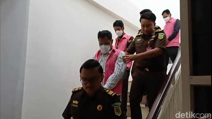 Kejari Pangkep menetapkan tiga komisioner KPU Pangkep sebagai tersangka korupsi dana hibah Pilkada 2025.