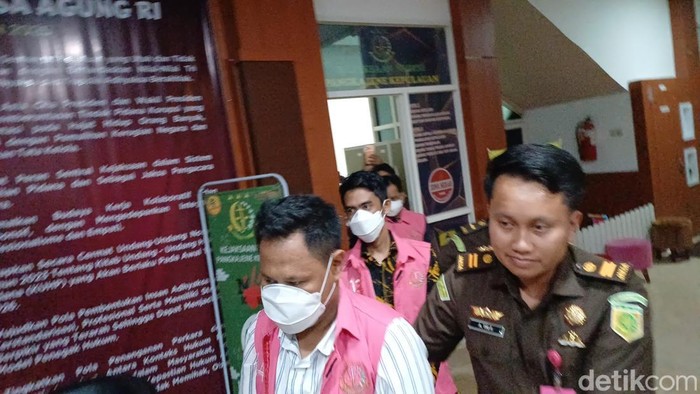 Kejari Pangkep menetapkan tiga komisioner KPU Pangkep sebagai tersangka korupsi dana hibah Pilkada 2025.