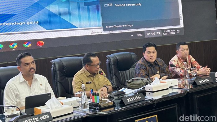 Kemenpora bersama dengan Kementerian Dalam Negeri dan Kementerian Usaha Mikro Kecil Menengah (UMKM) menjalin kolaborasi dalam pengelolaan dan pemanfaatan sarana-prasarana olahraga pusat dan daerah. Dimulai dengan 20 stadion.