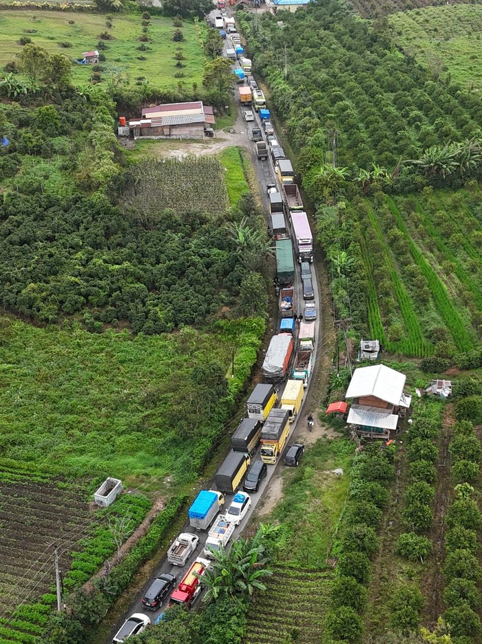 Foto udara terlihat antrean panjang kendaraan untuk mengisi Bahan Bakar Minyak (BBM) di salah satu SPBU di Kabupaten Karo, Sumatera Utara, Selasa (2/12/2025). Kemacetan akibat antrean kendaraan sepanjang dua hingga lima kilometer terlihat di sejumlah SPBU di Kabupaten Karo diduga akibat beli panik (panic buying) BBM dampak bencana banjir dan tanah longsor. ANTARA FOTO/Syifa Yulinnas/foc.