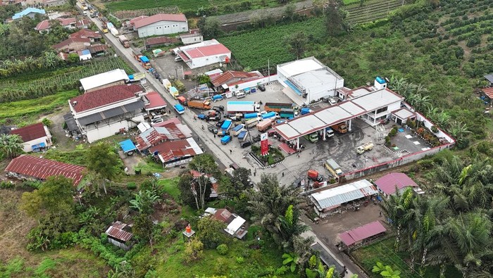 Foto udara terlihat antrean panjang kendaraan untuk mengisi Bahan Bakar Minyak (BBM) di salah satu SPBU di Kabupaten Karo, Sumatera Utara, Selasa (2/12/2025). Kemacetan akibat antrean kendaraan sepanjang dua hingga lima kilometer terlihat di sejumlah SPBU di Kabupaten Karo diduga akibat beli panik (panic buying) BBM dampak bencana banjir dan tanah longsor. ANTARA FOTO/Syifa Yulinnas/foc.