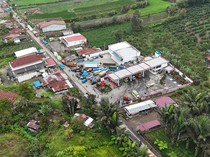 Kendaraan Mengular Antre BBM di SPBU Bikin Jalanan Karo Macet Panjang