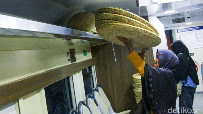 Para pedagang turun dari Kereta Khusus Petani dan Pedagang di Stasiun Rangkasbitung, Banten, Selasa (2/11/2025). Layanan baru ini memberikan akses transportasi lebih terjangkau bagi petani dan pedagang kecil.