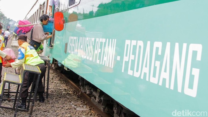 Para pedagang turun dari Kereta Khusus Petani dan Pedagang di Stasiun Rangkasbitung, Banten, Selasa (2/11/2025). Layanan baru ini memberikan akses transportasi lebih terjangkau bagi petani dan pedagang kecil.