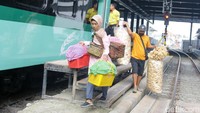 Sejumlah pedagang saat turun dari Kereta Khusus Petani dan Pedagang di Stasiun Rangkasbitung. 
