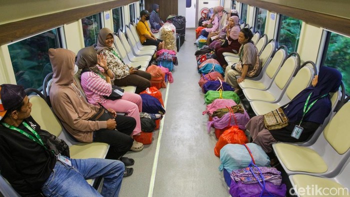 Para pedagang turun dari Kereta Khusus Petani dan Pedagang di Stasiun Rangkasbitung, Banten, Selasa (2/11/2025). Layanan baru ini memberikan akses transportasi lebih terjangkau bagi petani dan pedagang kecil.