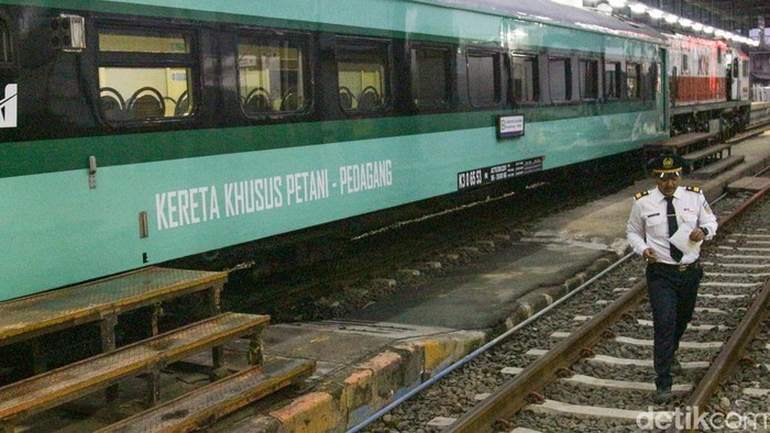 Para pedagang menaiki Kereta Khusus Petani dan Pedagang di Stasiun Rangkasbitung, Banten, Selasa (2/11/2025). Layanan baru ini memberikan akses transportasi lebih terjangkau bagi petani dan pedagang kecil.