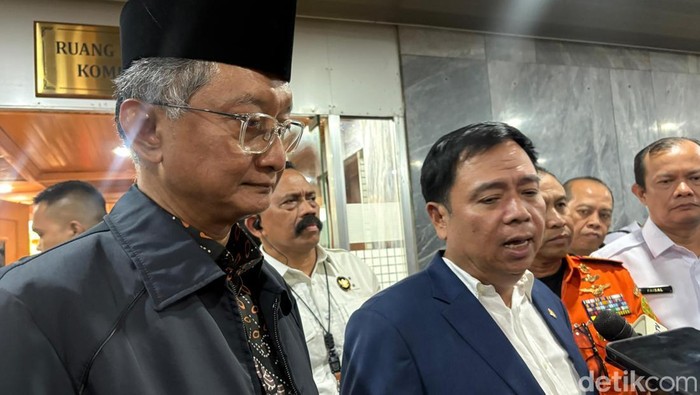 Ketua Komisi V DPR Lasarus