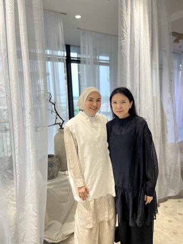 Riamiranda mengeluarkan koleksi terbaru dengan berkolaborasi dengan brand Shop at Velvet di Billy's Block, Senopati, Selasa (2/12/2025).