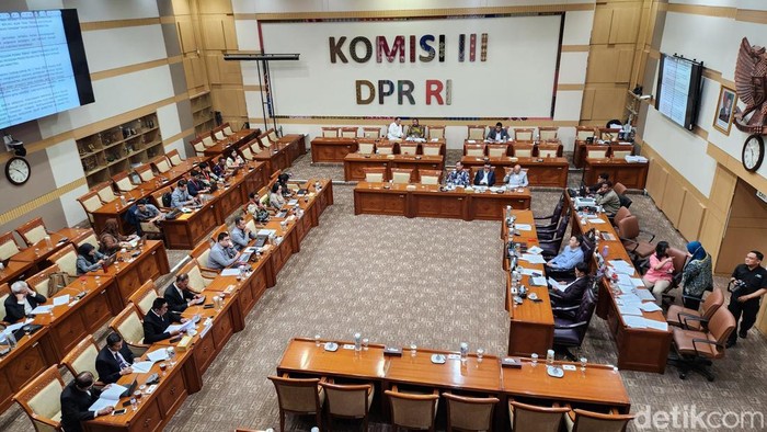 Rapat RUU Penyesuaian Pidana di Komisi III DPR, Kompleks Parlemen, Senayan, Jakarta, Selasa (2/12/2025).