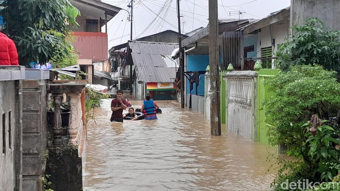 Kondisi rumah warga di Jalan Warna Ujung, Kelurahan Sukaraja, Kecamatan Medan Maimun, Kota yang terendam banjir. (Rechtin Hani Ritonga/detikSumut)