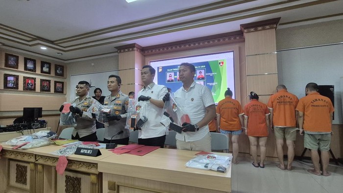 Konferensi pers pengungkapan kasus pencurian uang ratusan juta dari suami Jeon Hye Bin dan 4 korban lain di Mapolres Gianyar, Selasa (2/12/2025). (Foto: Ni Komang Ayu Leona Wirawan/detikBali)