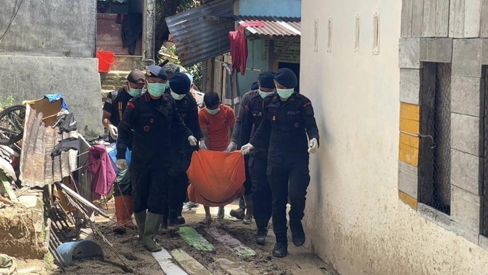 Brimob Polda Sumut mengangkat mayat korban banjir dan longsor di Kota Sibolga