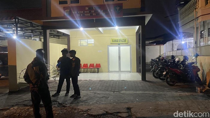 Suasana keluarga korban sedang menunggu di RS Bhayangkara Medan proses autopsi