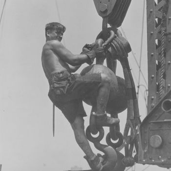 Kuli Proyek Zaman Dahulu Potret kuli proyek di zaman dulu saat membangun gedung bertingkat. Potret ini diambil saat pembangunan Empire State Building, New York, pada 1930.