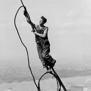 Kuli Proyek Zaman Dahulu Potret kuli proyek di zaman dulu saat membangun gedung bertingkat. Potret ini diambil saat pembangunan Empire State Building, New York, pada 1930.