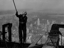 Para Kuli Ini Bekerja di Ambang Maut Demi Gedung Ikonik Dunia