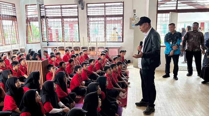 Kunjungi SRMP 2 Medan, Wamensos Bangkitkan Semangat Siswa Sekolah Rakyat