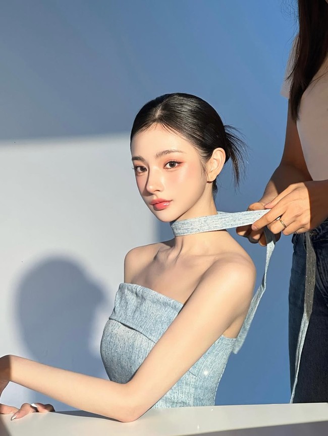 Kwon Eunji punya fitur wajah yang memenuhi standar kecantikan Korea Selatan. Mulai dari kulit pucat dan mulus, hidung mancung, dagu runcing, hingga wajah kecil. Foto: dok. Instagram @3eunji__