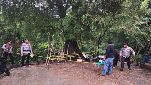 Lokasi penemuan amunisi mortir dipasangi garis polisi di Kelurahan Kefamenanu Tengah, Kecamatan Kota Kefamenanu, Kabupaten TTU, NTT, Senin (1/12/2025). (Foto: Dok. Polres TTU)