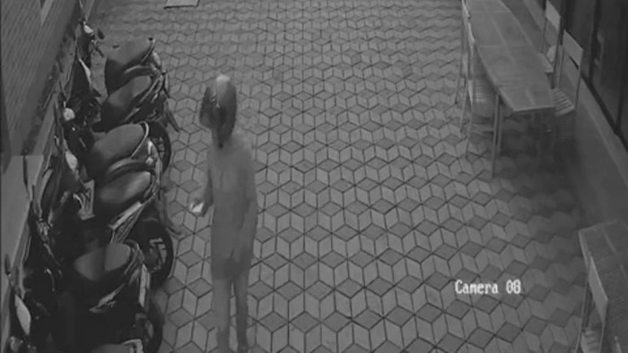 Maling motor di Pasuruan yang terekam CCTV dengan santainya milih motor curian.