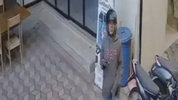 Maling motor di Pasuruan yang terekam CCTV dengan santainya milih motor curian.