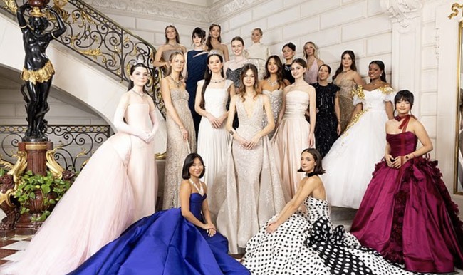 Le Bal 2025 sendiri diikuti oleh 19 debutante dari 12 negara, termasuk keturunan keluarga kerajaan Eropa, pewaris kerajaan bisnis global, hingga cucu dari ikon mode Carolina Herrera.  Foto: dok. Instagram