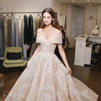 Pada malam debutnya, Eulalia tampil dalam gaun champagne berhias bordir karya desainer Lebanon, Tony Ward. Siluet gaun yang anggun dan modern itu langsung menjadi perbincangan di antara tamu dan media.  Foto: dok. Instagram