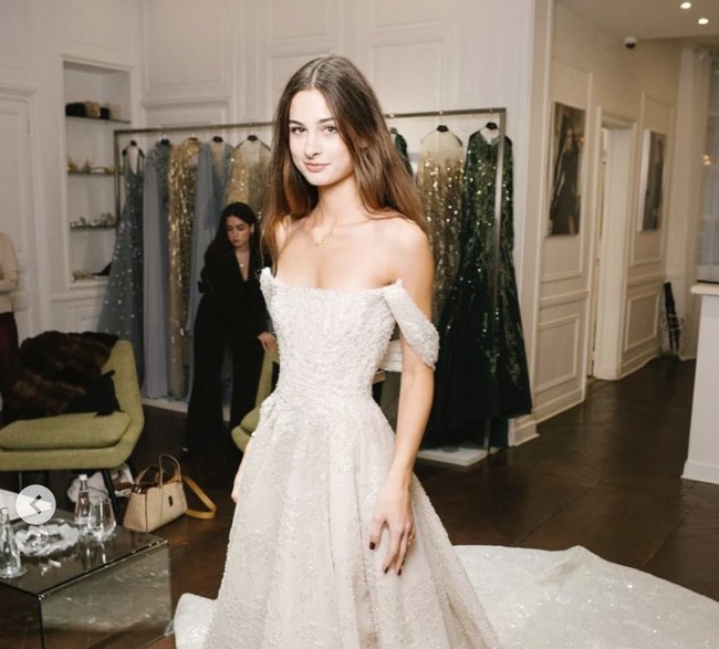 Eulalia berasal dari Orléans-Borbón, salah satu garis aristokrat dalam dinasti besar Bourbon, keluarga kerajaan Spanyol yang telah memimpin selama berabad-abad. Meski tidak berada dalam garis suksesi takhta, keluarga Eulalia tetap berada dekat dengan lingkaran inti kerajaan. Ayahnya merupakan sepupu jauh Raja Juan Carlos, dan Eulalia sendiri adalah anak baptis sang mantan raja. Foto: dok. Instagram