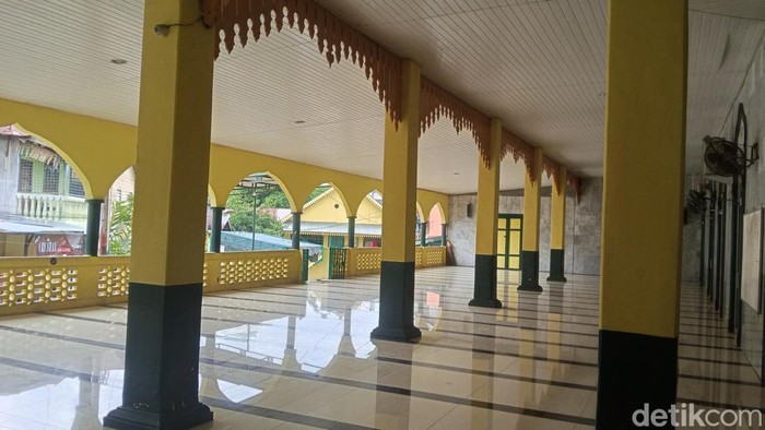 Bentuk tiang dengan warna kuning dan hijau