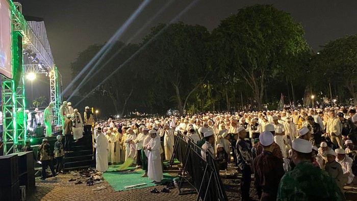 Massa Reuni 212 gelar salat gaib di Monas (Taufiq/detikcom)