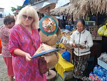 Bermodalkan Kamus Usang, Mbah Anik Cas Cis Cus Ngomong Inggris ke Turis