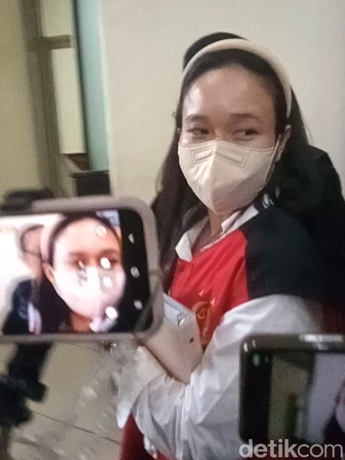 Terdakwa Fransiska Dwi Melani (Melani Mecimapro) usai sidang perdana kasus dugaan penggelapan dana di Pengadilan Negeri Jakarta Selatan, Selasa (2/12/2025)