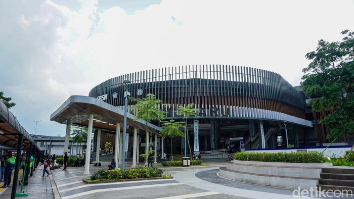 ampak depan Stasiun Tanah Abang yang kini hadir dengan bangunan baru dan desain lebih modern, Selasa (2/12/2025). Stasiun ini dilengkapi fasilitas tambahan untuk meningkatkan kenyamanan penumpang.