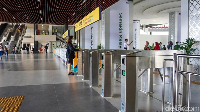 ampak depan Stasiun Tanah Abang yang kini hadir dengan bangunan baru dan desain lebih modern, Selasa (2/12/2025). Stasiun ini dilengkapi fasilitas tambahan untuk meningkatkan kenyamanan penumpang.