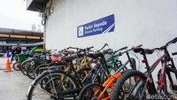 Terdapat area parkir sepeda disediakan di bagian luar Stasiun Tanah Abang.