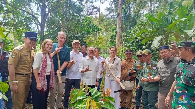 Menko Pangan Zulhas ajak 6 dubes masuk hutan di Lampung, Selasa (2/12/2025). (CNBC Indonesia/M. Fakhriansyah)