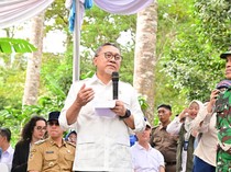 Zulhas Bagikan 3 Ribu Bibit Kopi dan Kakao untuk Petani Gunung Rajabasa