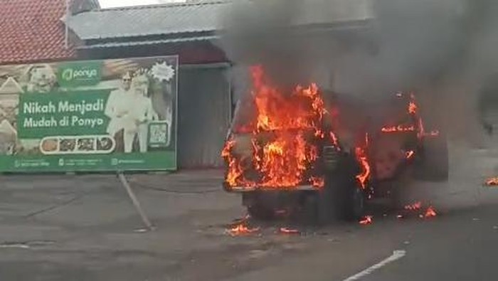 Minibus bermuatan jeriken berisi BBM terbakar di Cianjur