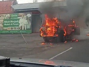 Mobil Bermuatan Jeriken Isi BBM Mendadak Terbakar di Puncak