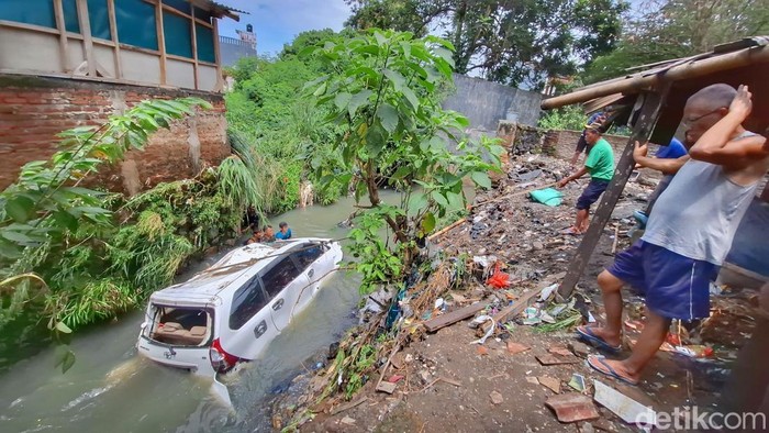 Mobil hanyut di Kabupaten Bandung.